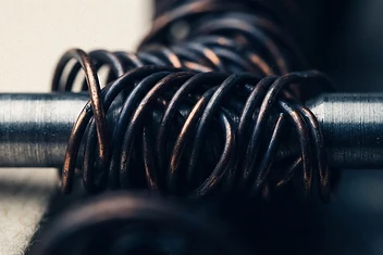 Svitky ocelového drátu a vinuté pružiny ve výrobní hale – přehled cen vstupních materiálů za srpen 2026