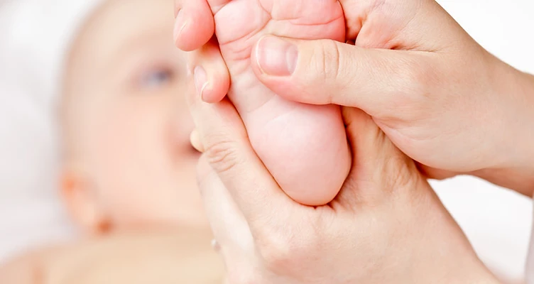 Réflexologie douce adaptée aux bébés et aux enfants