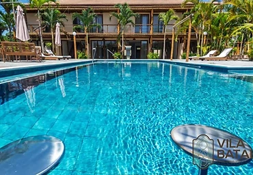 Piscina iluminada à noite