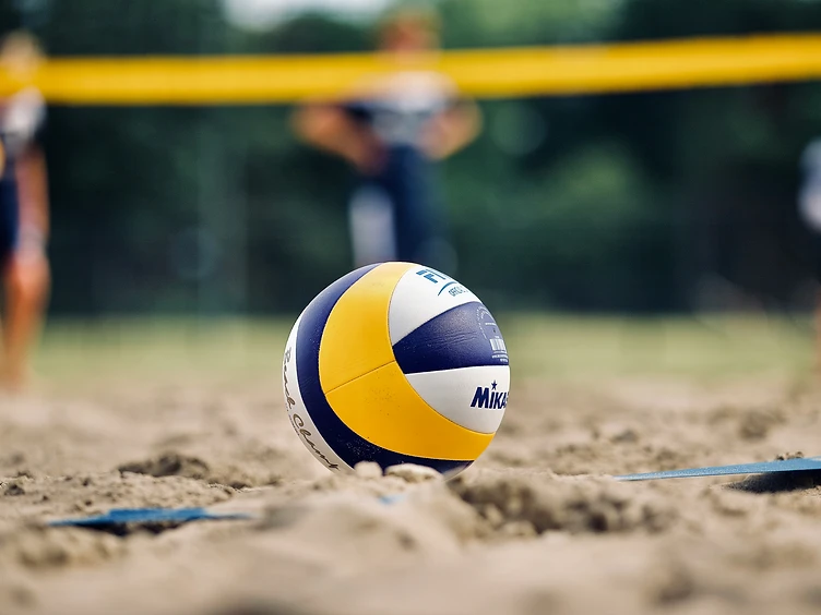 Ballon de beach volley sur le sable