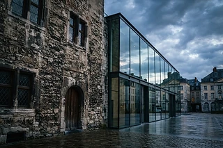 Architecture ancienne et contemporaine illustrant l'expertise immobilière EXPERTHA