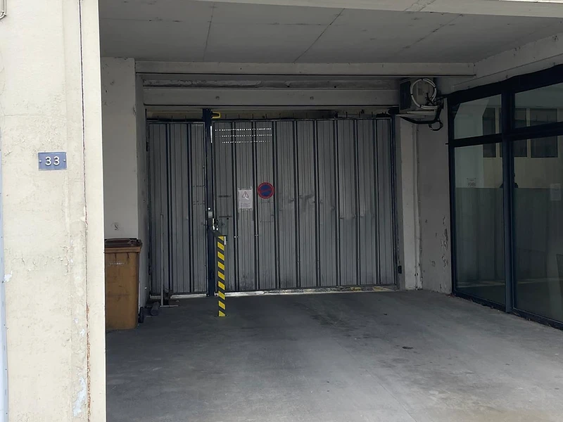 Portail automatique du parking fermé, Avenue du Maréchal Foch à Libourne