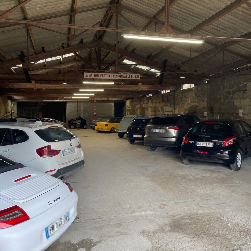 Hall intérieur du parking avec voitures stationnées sous charpente