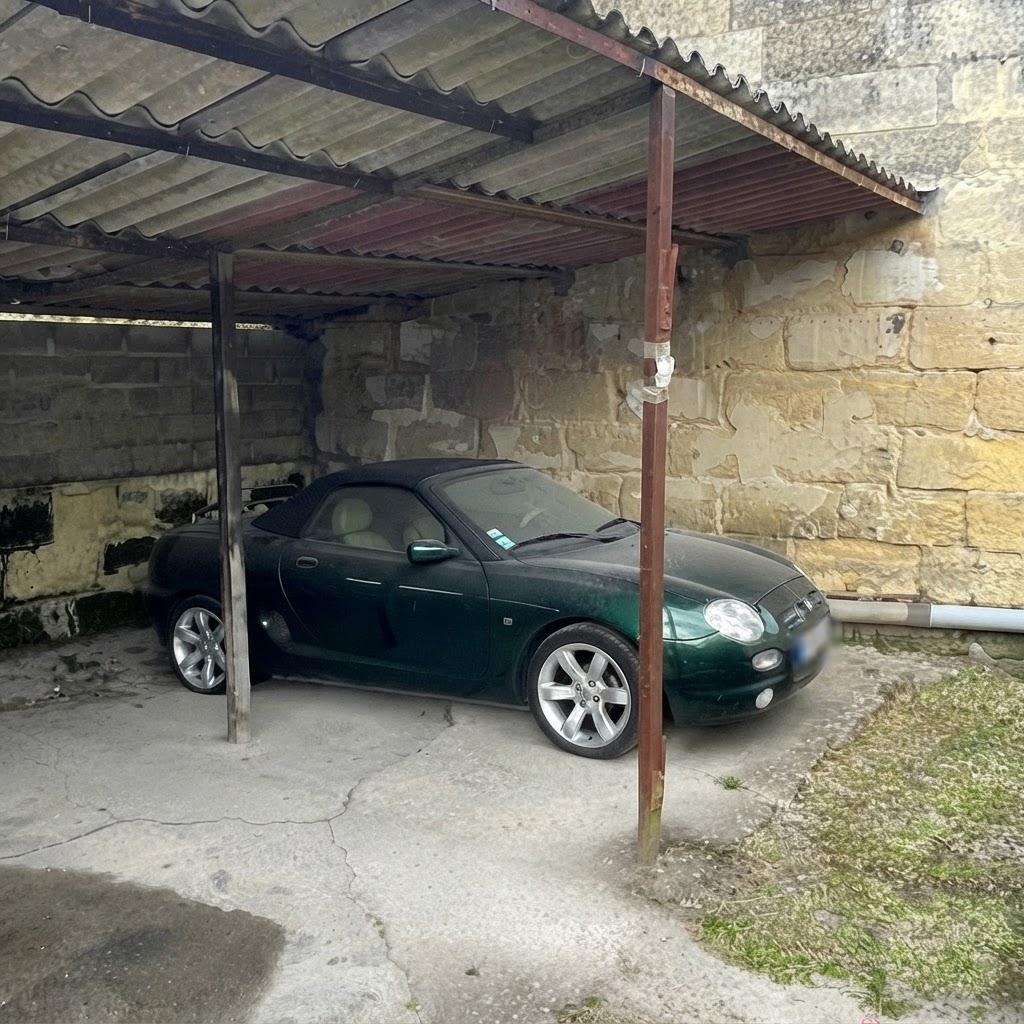 Place de parking extérieure couverte sous auvent