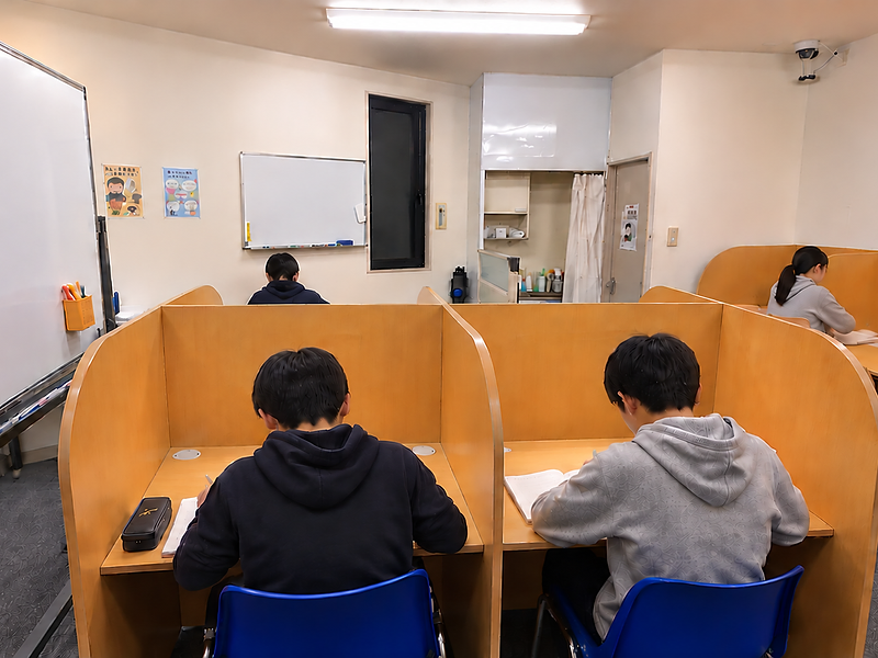 自習スペースで学ぶ生徒たち
