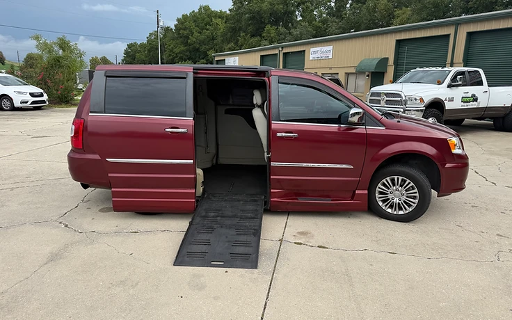 2013 Chrysler Town & Country - photo 1