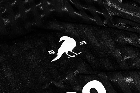 Jersey shoulder detail with the 19ยท33 magpie and 1933 print