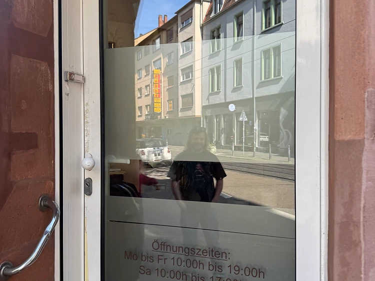 Glastür mit Öffnungszeiten-Schild bei einem Schlüsseldienst-Einsatz in Mannheim