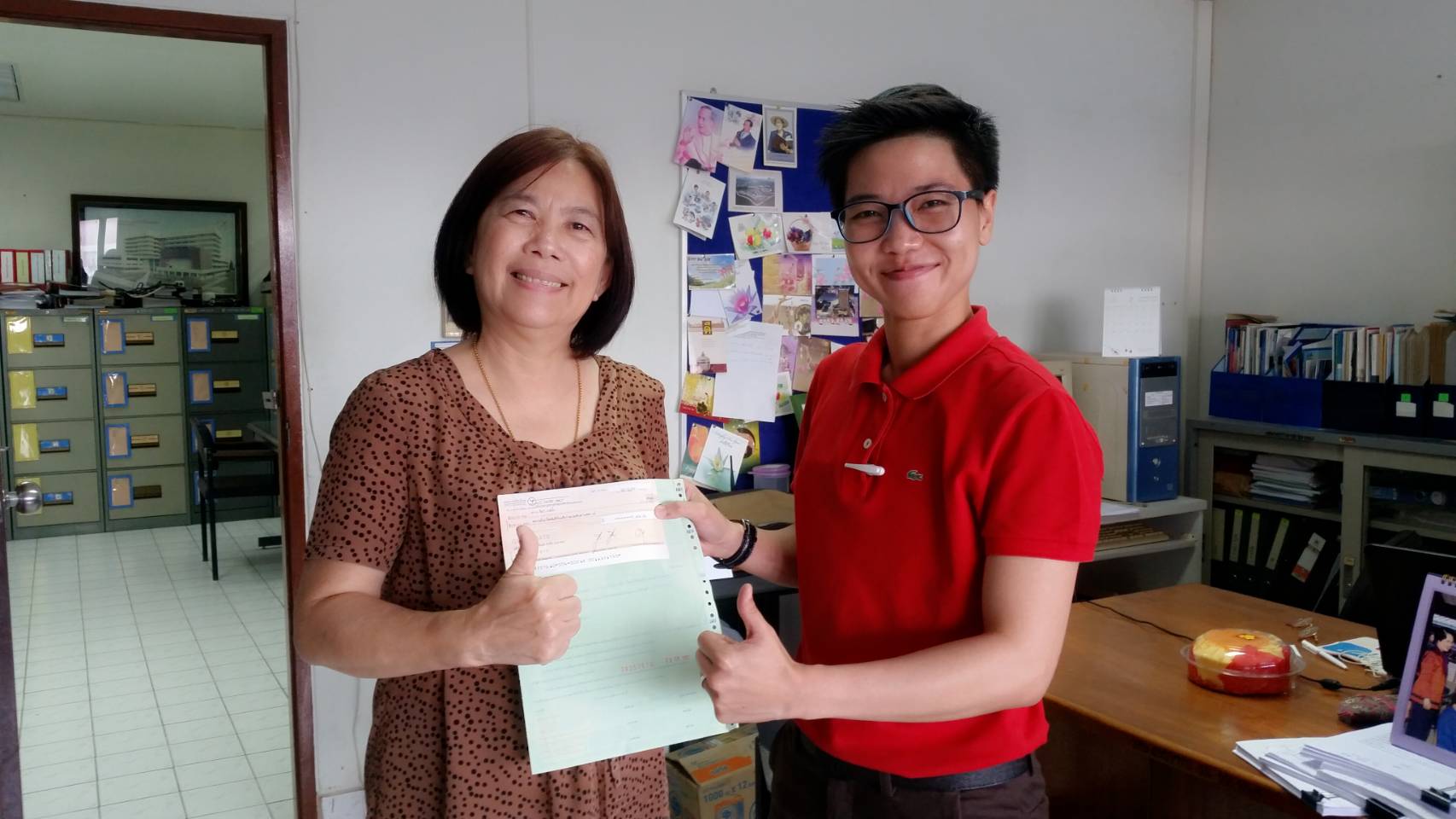 ทีมงาน Y2S Broker ช่วยกันทำงานในออฟฟิศ