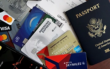 พาสปอร์ตและบัตรเครดิตเตรียมเดินทาง เปรียบเทียบประกันบริษัททัวร์กับประกันเดินทางทั่วไป