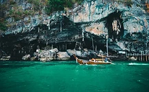 เรือหางยาวท่ามกลางทะเลสีครามและหินปูนภูเก็ต–พังงา เส้นทางทัวร์ภาคใต้