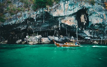 เรือหางยาวท่ามกลางทะเลสีครามและหินปูนภูเก็ต–พังงา เส้นทางทัวร์ภาคใต้