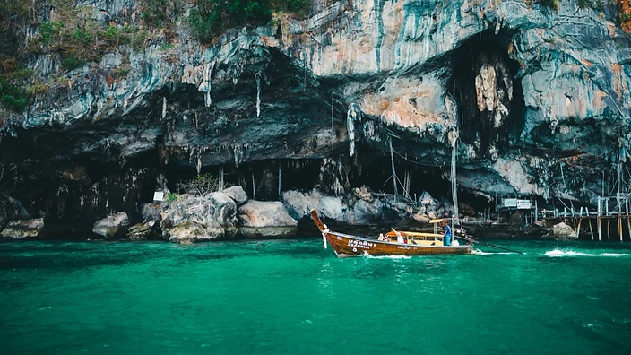 เรือหางยาวท่ามกลางทะเลสีครามและหินปูนภูเก็ต–พังงา เส้นทางทัวร์ภาคใต้