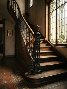 Dřevěné schodišťové madlo s litinovými prvky — Villa Klein