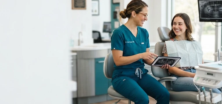Clínica odontológica moderna com dentista e paciente