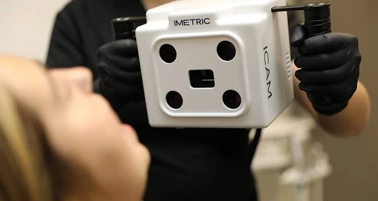 iCam4D scanner positioned in front of patient during photogrammetry capture