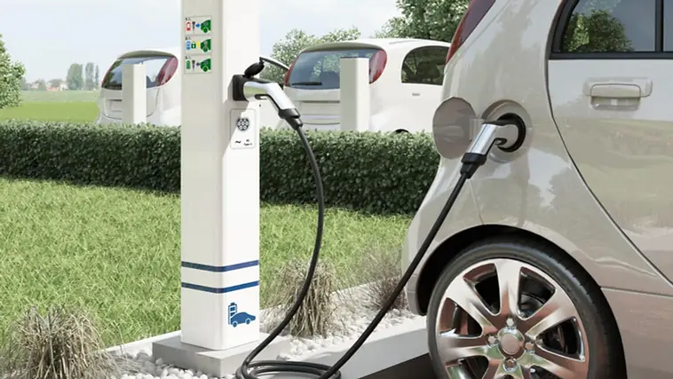 Stacja ładowania pojazdów elektrycznych na zewnątrz obiektu