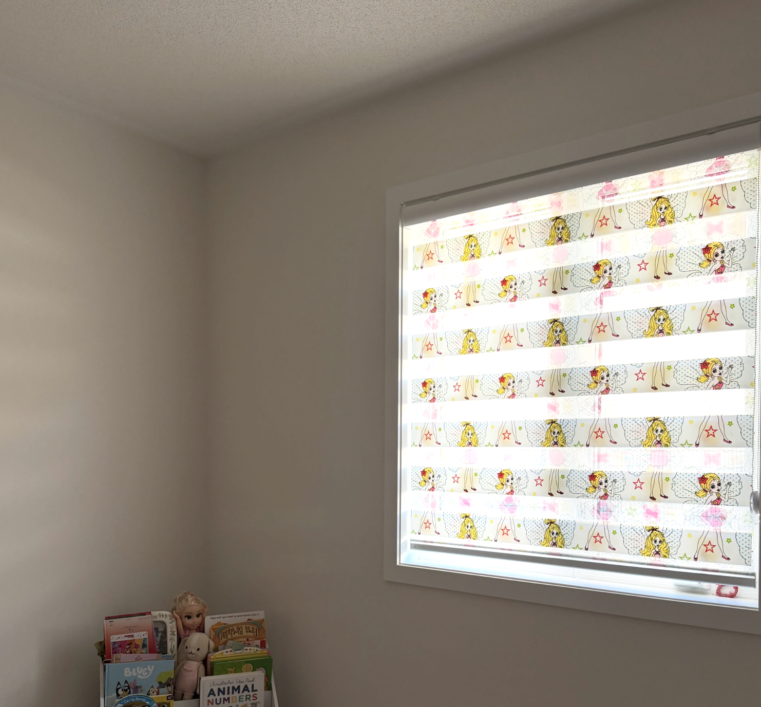 Child-safe bedroom shade — Patterned
