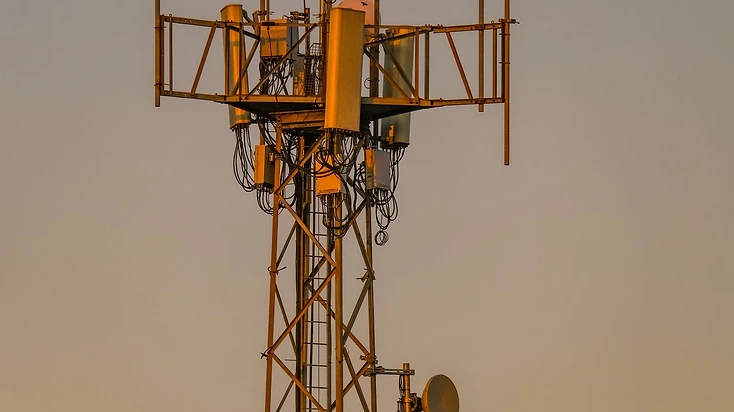 LoRaWAN یا NB-IoT؟ راهنمای انتخاب شبکه ارتباطی پروژههای اینترنت اشیا