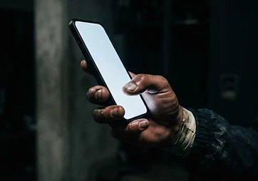 Celular na mão de um jogador
