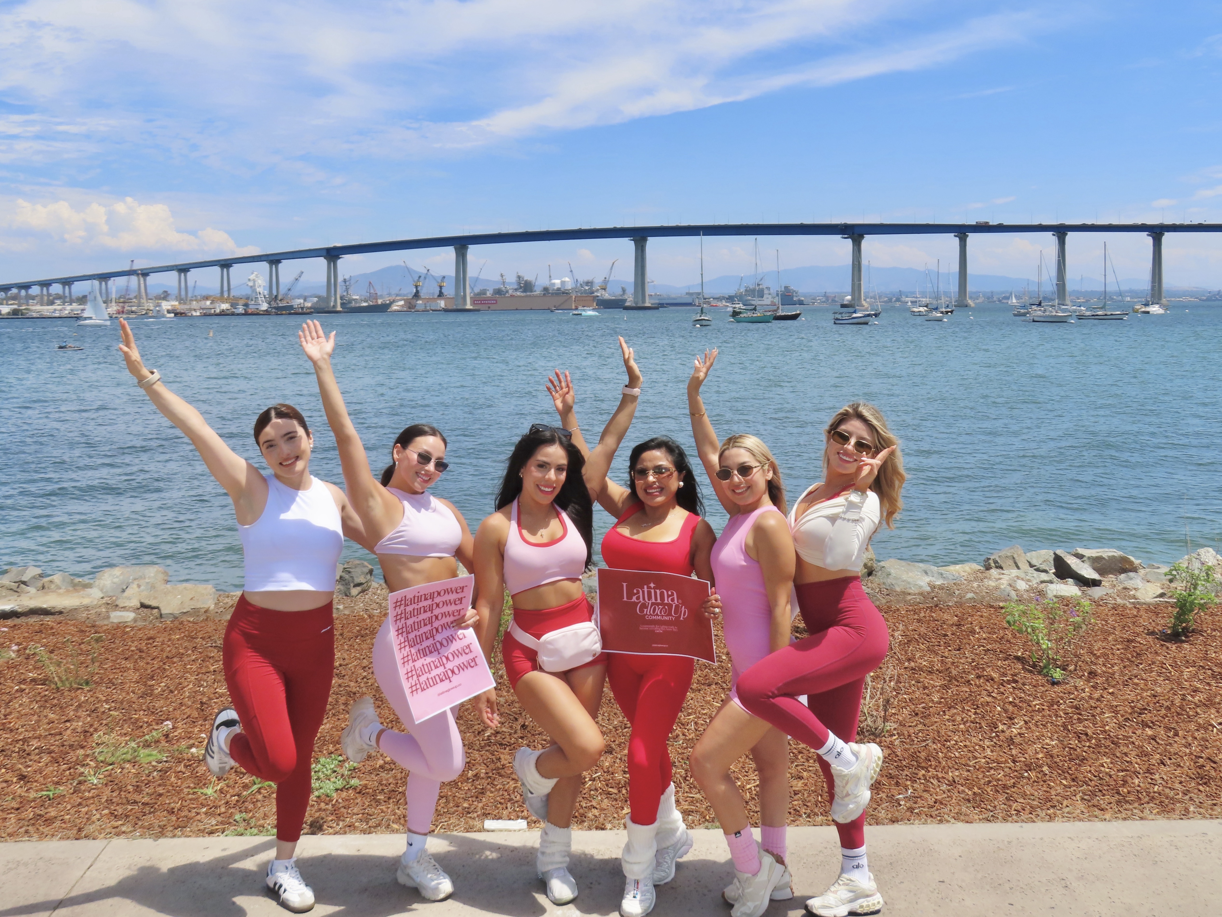 Comunidad Latina Glow Up en photoshoot frente al puente