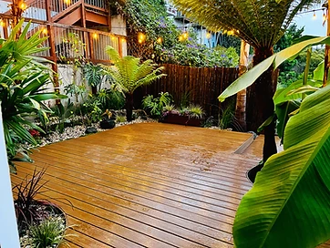 Custom Decks & Hardscaping
