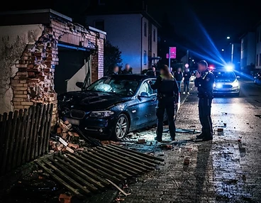 Alkoholisierter Autofahrer prallt mit seinem BMW gegen eine Garagenwand
