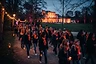 Gemeinsamer Spaziergang mit Frauen und Mädchen bei der "Orange Night"