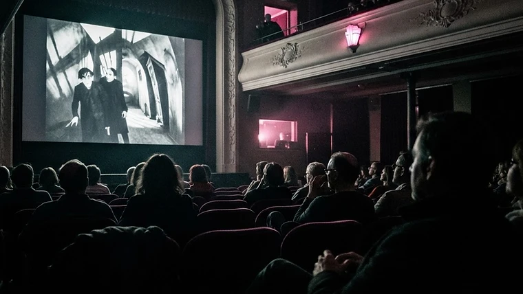 Im Oktober widmet sich das Caligari der Welt des Stummfilms