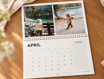 Gedruckter Little Story Fotokalender 2027 mit Monatsseite und Datumsraster