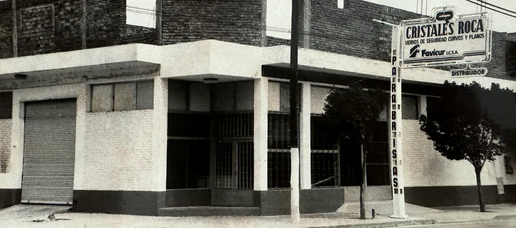 Frente del taller de Cristales Roca en General Roca