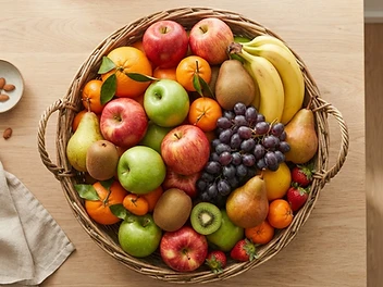 Overvloedige fruitmand met seizoensfruit