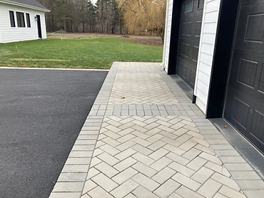 Entrée de garage en pavé à chevrons