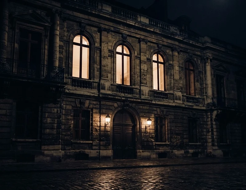Immeuble haussmannien à la tombée du jour