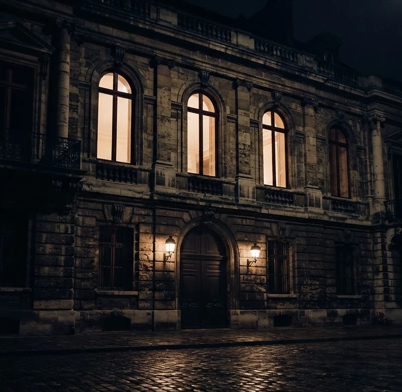Immeuble haussmannien à la tombée du jour