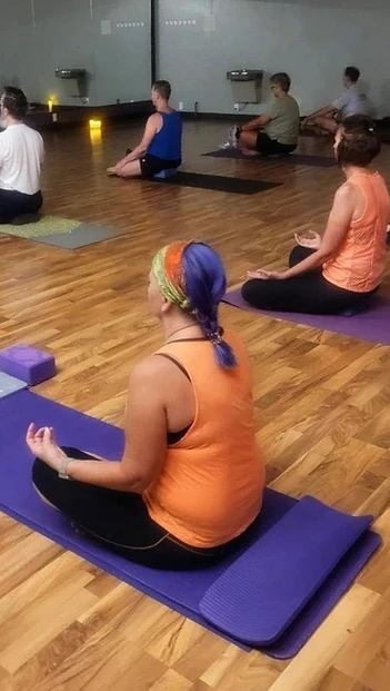 A full studio class posing together