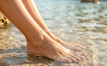 Article photos pieds pieds nus : L'élégance du pied dans l'eau : l'art de la réfraction et du mouvement | Pieds d'Or