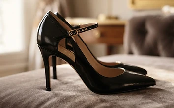 Article photos pieds chaussures et talons : Les textures cuir : l'odeur feutrée et le luxe des souliers | Pieds d'Or