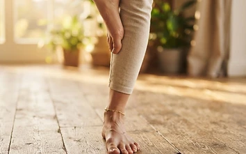 Article photos pieds pieds nus : Pieds nus et Yoga : l'art de l'ancrage et de la légèreté | Pieds d'Or