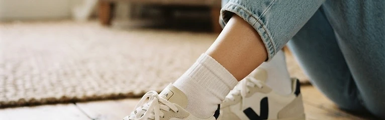 Photos pieds chaussettes : Chaussettes montantes en intérieur par Sofia Chaussettes | Pieds d'Or