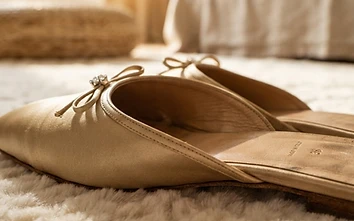 Article photos pieds chaussures et talons : L'élégance des pieds en mules de soie : le luxe du repos | Pieds d'Or