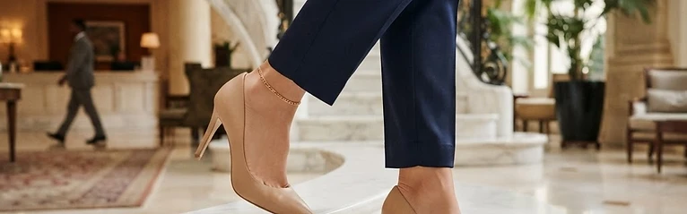 Photos pieds chaussures et talons : Escarpins noirs en studio par Inès Talons | Pieds d'Or