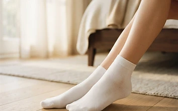 Article photos pieds chaussettes : L'élégance du pied en chaussettes blanches : le nouveau minimalisme | Pieds d'Or