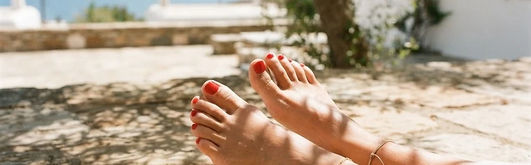 Photos pieds pieds nus : Pieds nus au coucher du soleil par Camille Nue | Pieds d'Or
