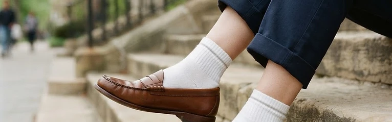 Photos pieds chaussettes : Chaussettes blanches & sneakers par Sofia Marche | Pieds d'Or