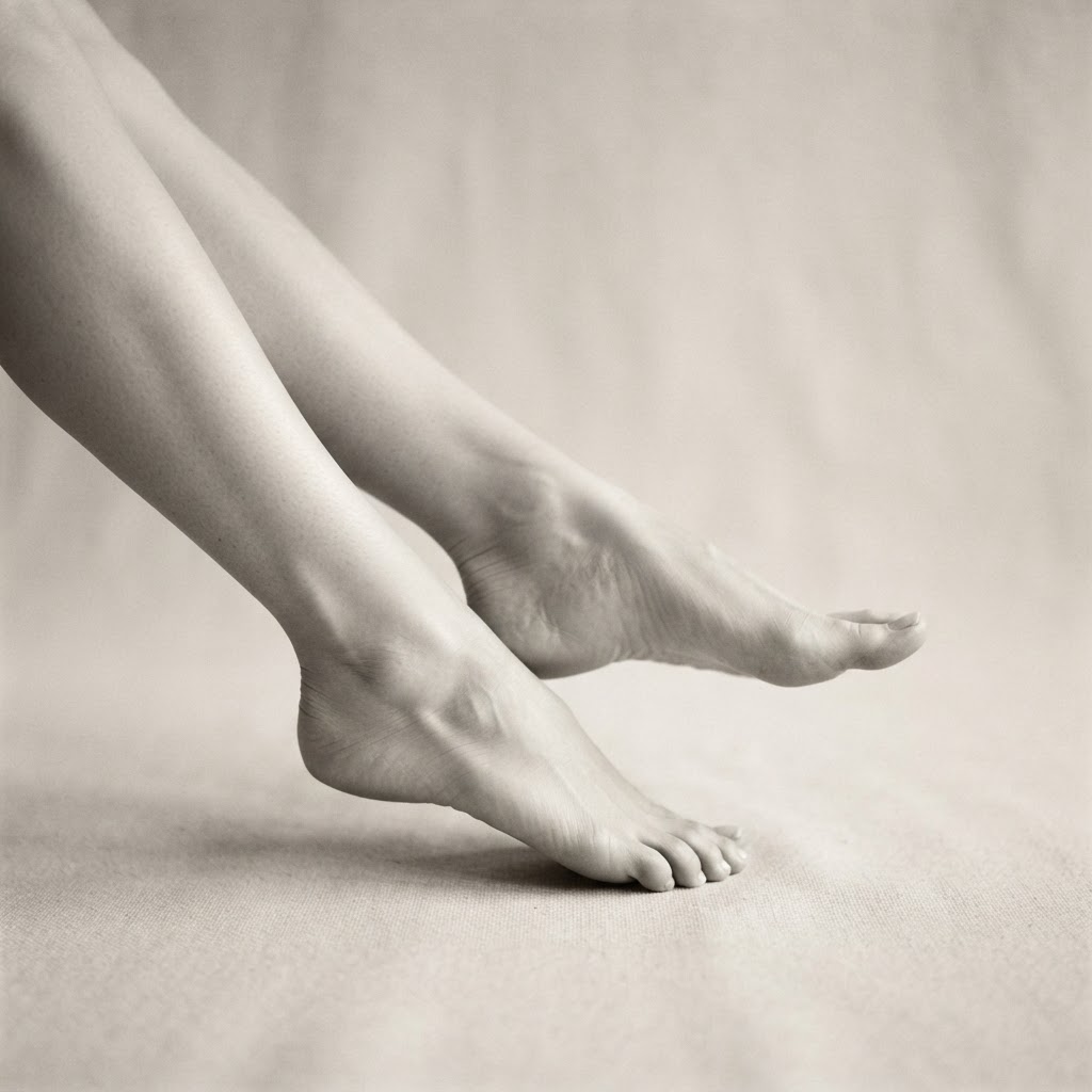 Gros plan artistique de pieds nus de femme sur fond neutre, lumière douce