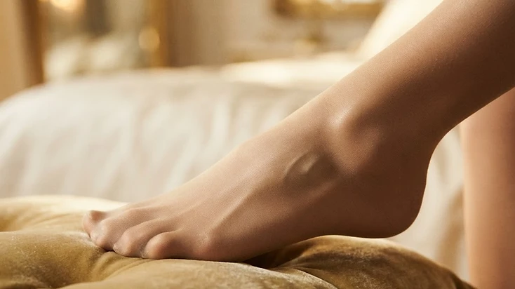 Article photos pieds chaussettes : L'élégance du pied dans la soie : le luxe des voiles de coton | Pieds d'Or