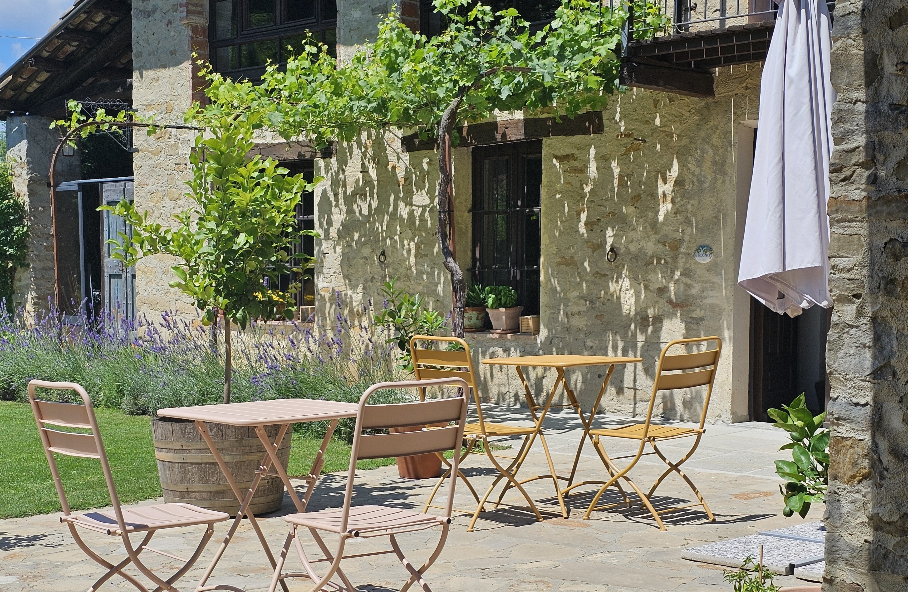 Courtyard seating at IL SOGNO
