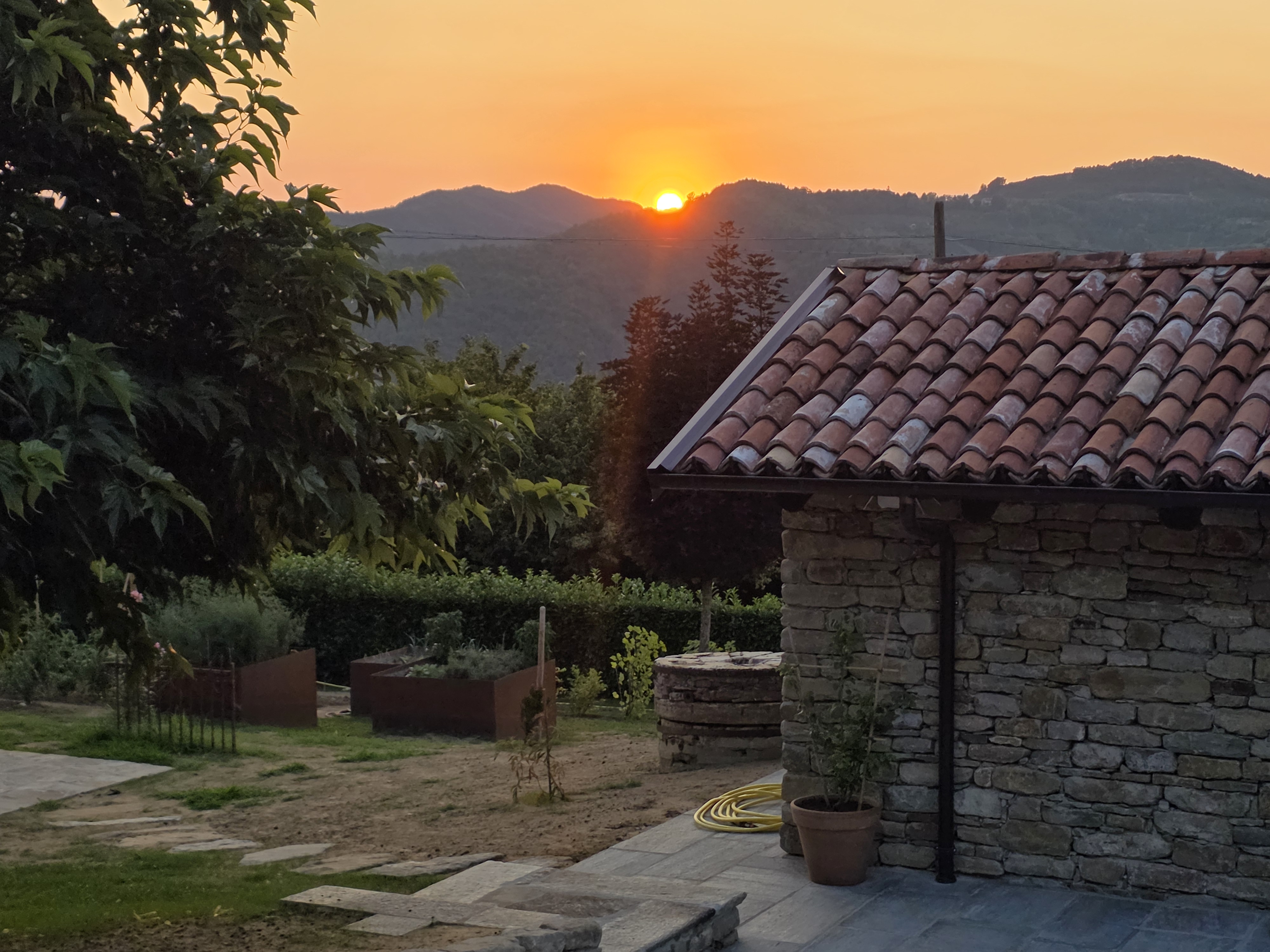 Abendsonne — sunset over the hills