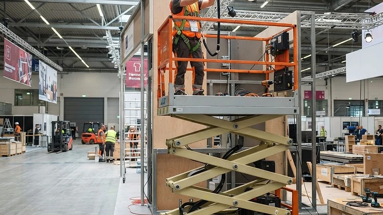 Arbeitsbühnen mieten Hannover: Höhenzugang für Messe & Industrie